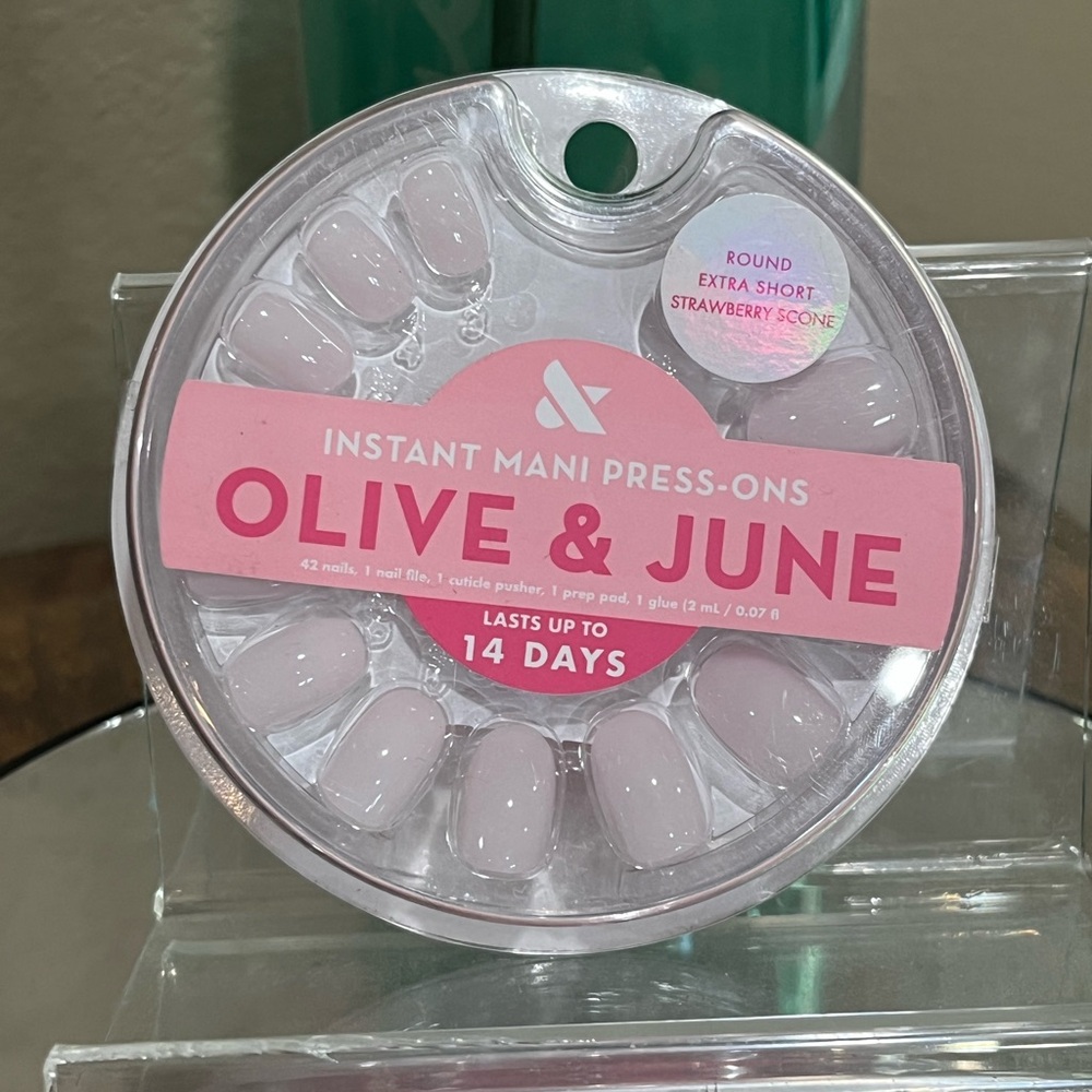 Olive & June Instant Mani Press-Ons in Strawberry Scone, new!